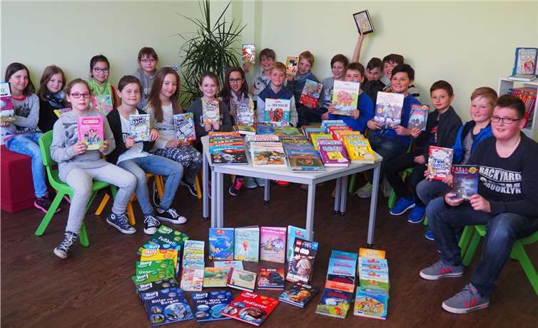 Stolz präsentieren die Kinder der Klasse 4c die neuen Bücher.Privat