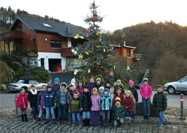 Stolz präsentieren die Kinder des Kindergartens sowie der Grundschule Rieden ihren schön geschmückten Baum.