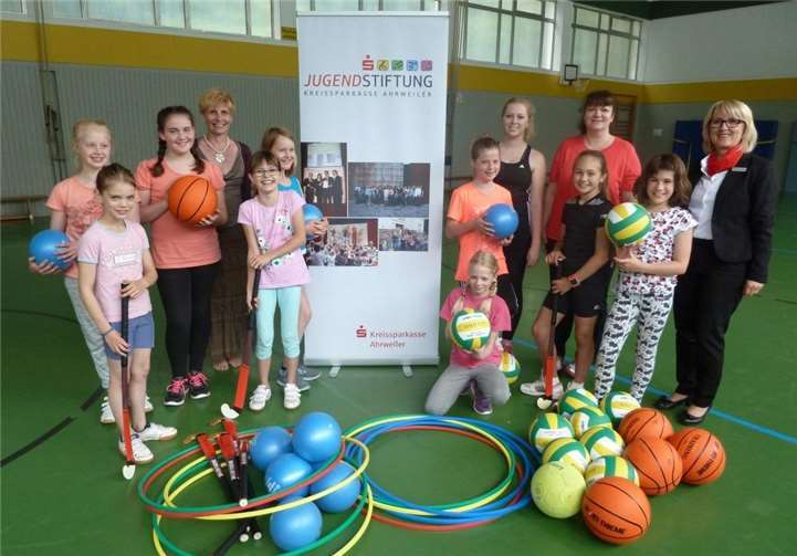 Stolz präsentieren die Kinder des TV Ahrbrück ihre neuen Turnutensilien. Dies freut auch Maria Bierfeld (1.v.r.), Geschäftsstellenleiterin der Kreissparkasse in Ahrbrück, und Marita Stegemann-Nelles (4.v.l.), Vorsitzende des Turnvereins.