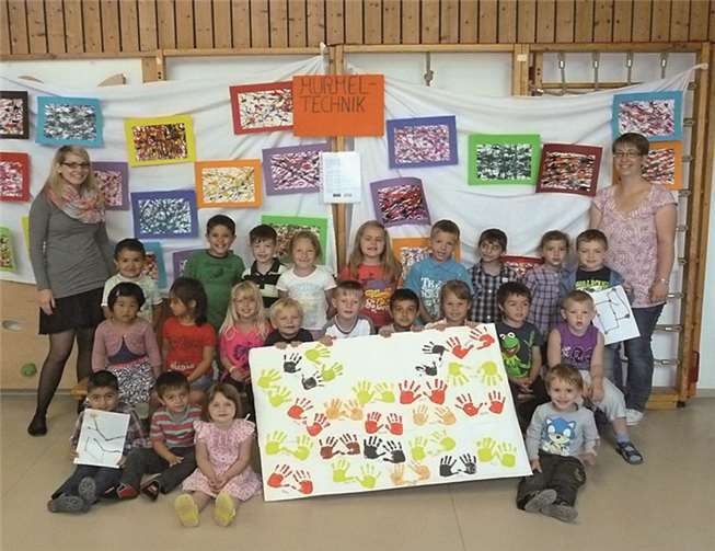 Stolz präsentieren die Kinder die Resultate des Kunstprojektes.  Privat