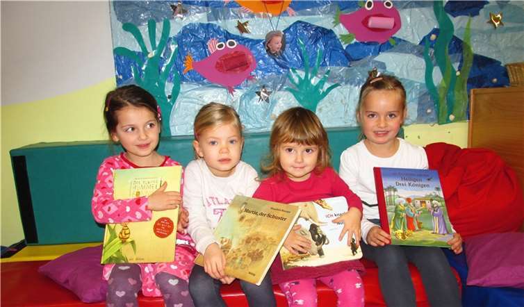 Stolz präsentieren die Kinder die neuen Bücher.  Privat
