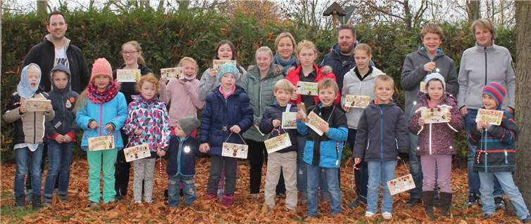Stolz präsentieren die Kinder die selbst gebastelte Weihnachtsdeko.privat