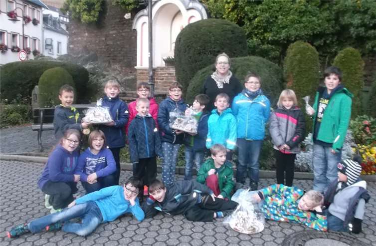 Stolz präsentieren die Kinder ihre Backwerke. privat