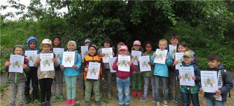 Stolz präsentieren die Kinder ihre Urkunde als „Waldexperte“. Foto: -AB-