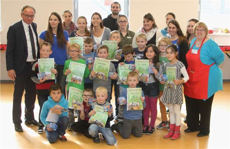 Stolz präsentieren die Kinder ihre Urkunden im Beisein von OB Achim Hüttem (li.), Janine Schäfer, pädagogische Leiterin (hinten 5 v.l.) und aller Helfer. Georg Schuch