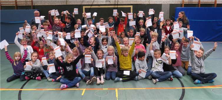 Stolz präsentieren die Kinder ihre Urkunden.privat