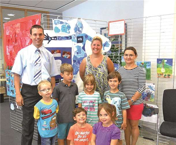 Stolz präsentieren die Kinder ihre Werke. PS