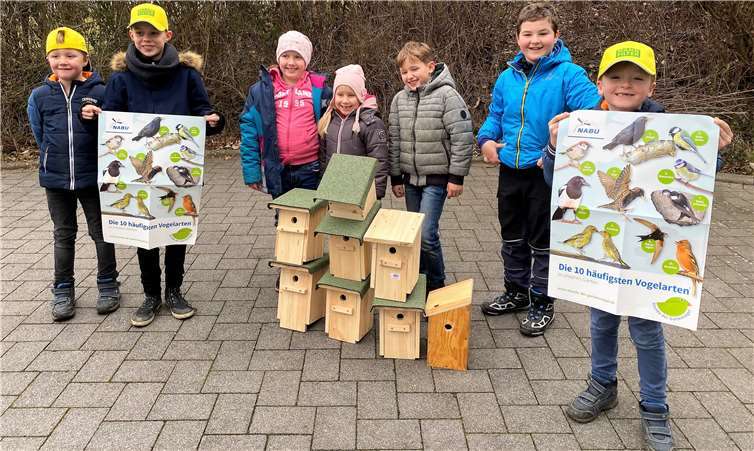 Stolz präsentieren die Kinder ihre selbstgebastelten Nistkästen.Foto: Privat