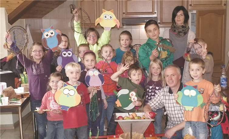 Stolz präsentieren die Kinder ihre selbstgebastelten Eulen und Traumfänger. privat