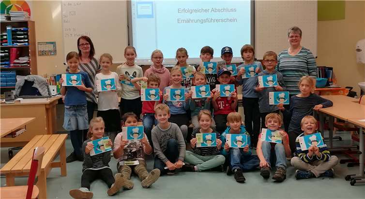 Stolz präsentieren die Kinder ihren Ernährungsführerschein.  Privat