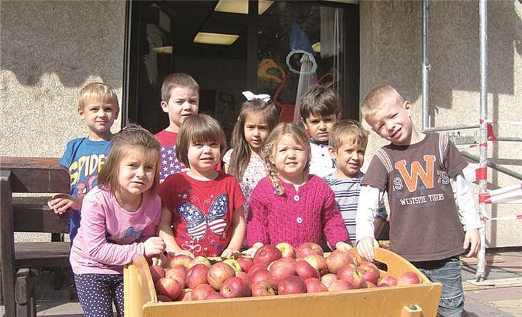Stolz präsentieren die Kleinen die reiche Ernte. privat