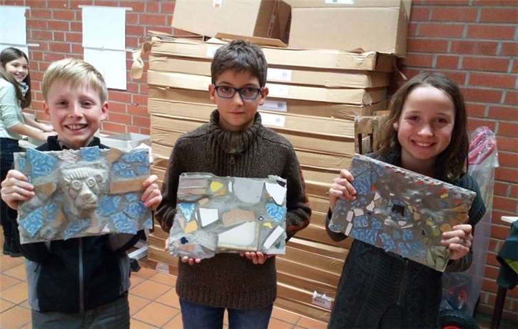 Stolz präsentieren die Künstler ihre Kunstwerke.Stadt Meckenheim