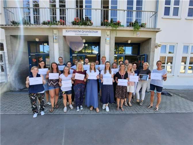 Stolz präsentieren die Lehrkräfte ihr Zertifikat zum „Apple Teacher“. Foto: privat