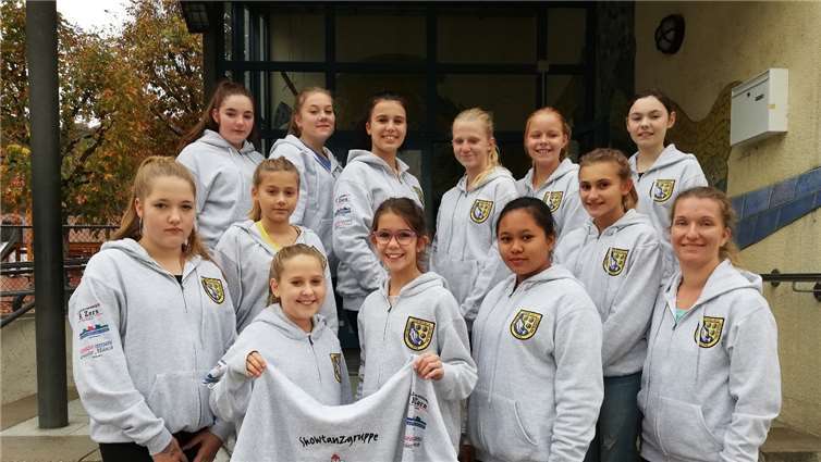 Stolz präsentieren die Mädchen ihre neuen Jacken.FCV