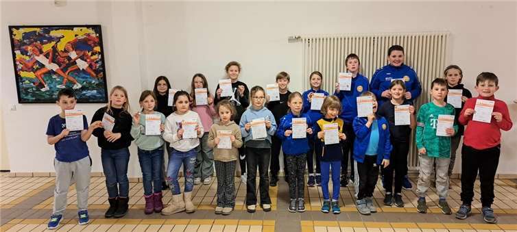 Stolz präsentieren die Mädchen und Jungen vom SV Urmitz die überreichten Urkunden für das abgelegte Sportabzeichen. Foto: SV Urmitz