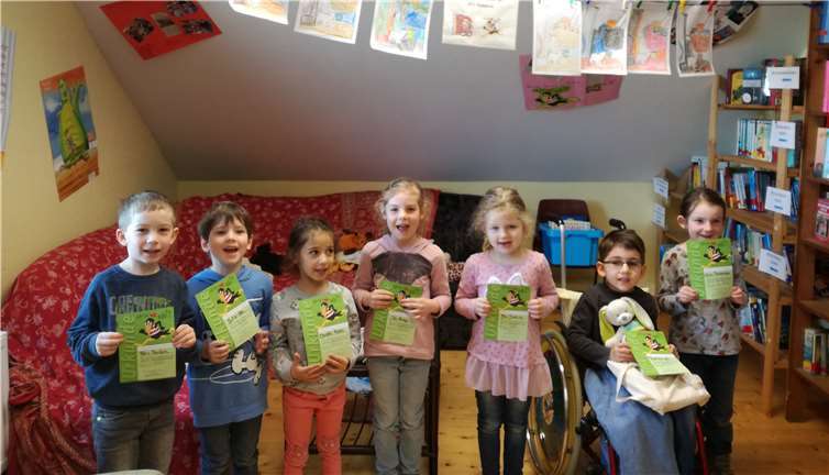 Stolz präsentieren die Maxis aus der Kita Rappelkiste die Urkunden, die ihnen bestätigen, dass sie „bibfit“ sind. Foto: privat