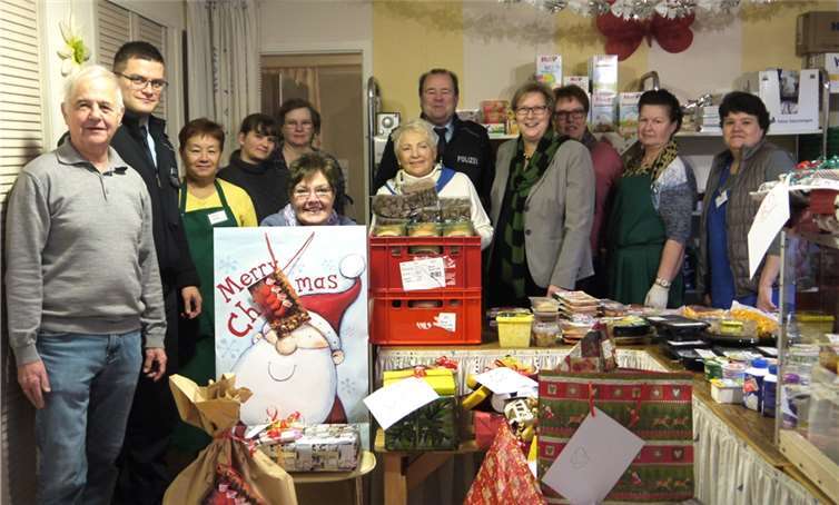 Stolz präsentieren die Mitarbeiter der Swisttaler Tafel das Ergebnis der Wunschzettelaktion. privat