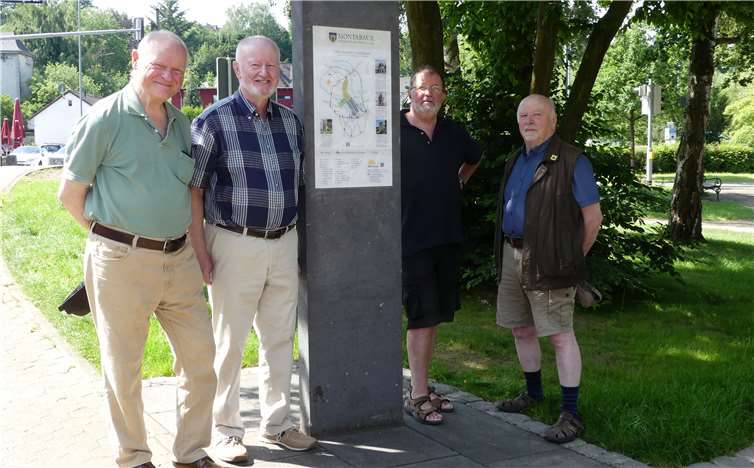Stolz präsentieren die Mitglieder der Arbeitsgruppe „Stadtrundgang“ die neue Stele an der Hospitalstraße: (v.li.). Dr. Hermann-Josef ten Haaf, Dr. Paul Possel-Dölken, Paul Widner und Klaus Winter.Foto: privat