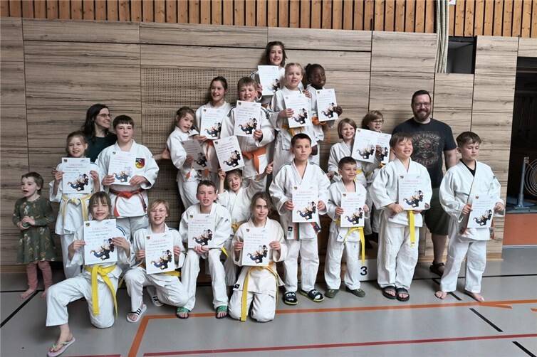 Stolz präsentieren die Nachwuchsjudoka des JC Neuwied ihre Urkunden nach einem erfolgreichen Turniertag. Flankiert werden sie von ihren Trainern Kim und Robert Rockenfeller, die sich über die starken Leistungen und den großen Teamgeist ihrer Schützlinge freuen. Foto: JC Neuwied