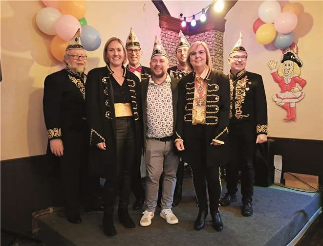Stolz präsentieren die Präsidentin Karin Diensberg (2.v.rechts) und ihr Komitee den neuen Regenten der kommenden Session, Prinz Thorsten I. (Mitte).