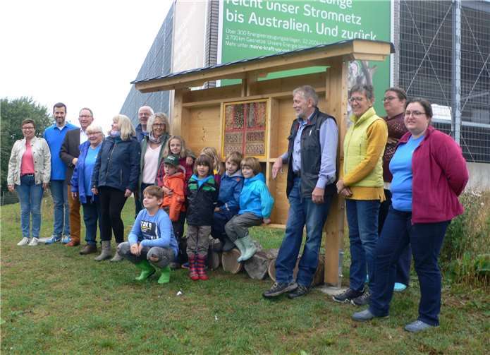 Stolz präsentieren die Schaffer ihr Werk. Foto: Christian Weber, Süwag