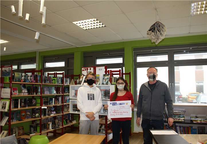 Stolz präsentieren die Schüler den Scheck von 500 Euro.