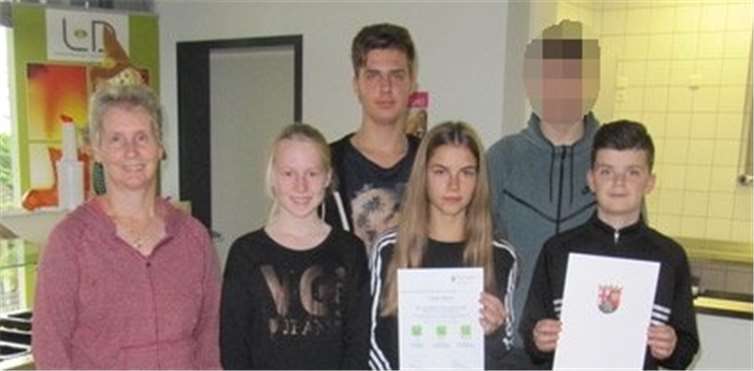 Stolz präsentieren die Schüler die Auszeichnung.