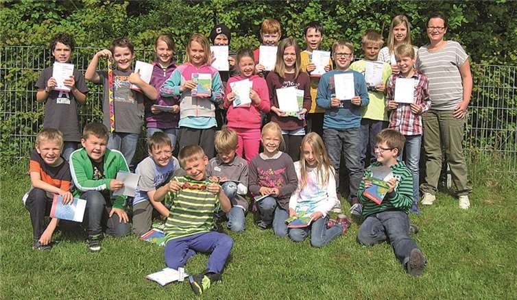 Stolz präsentieren die Schüler ihre Urkunden.privat