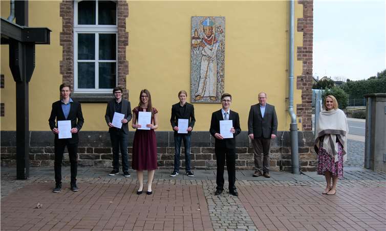 Stolz präsentieren die Schüler ihre Zertifikate. Foto: privat