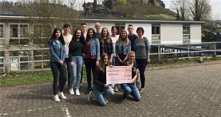 Stolz präsentieren die Schüler ihren Spendenscheck.privat