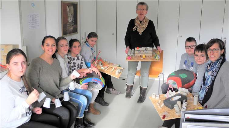 Stolz präsentieren die SchülerInnen der Theodor-Heuss-Schule ihre fertigen Spielzeuge.Foto: privat