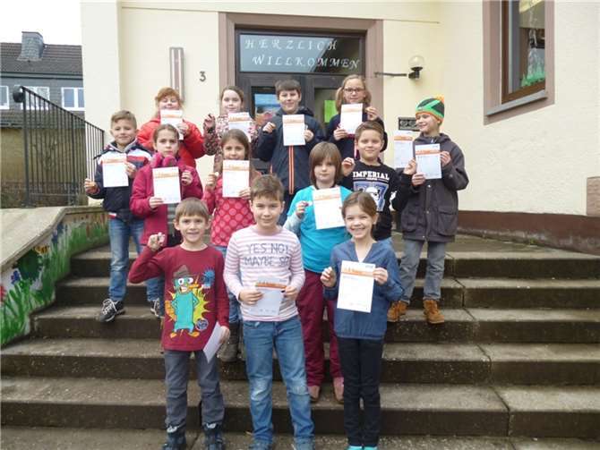 Stolz präsentieren die Schülerinnen und Schüler ihre Urkunde und ihr Abzeichen in Bronze, Silber oder Gold: Katrin Kaulin, Leni Emsbach, Leon Barthel, Lea Dommershausen, Julian Räk, Josefine Balkenhol, Laura Burletti, Nele Simons, Rene Weber, Elias Heil, David Peklar, Paul Emsbach und Maja Lewentz. Es fehlen: Beatrice Fink, Theresa Verrelli, Emmily Nestmann, Jasper Stettler und Max Weber (Kinder aus der ehemaligen vierten Klasse).privat