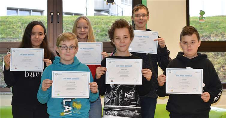 Stolz präsentieren die Schülerinnen und Schüler ihre Urkunden. Foto: privat