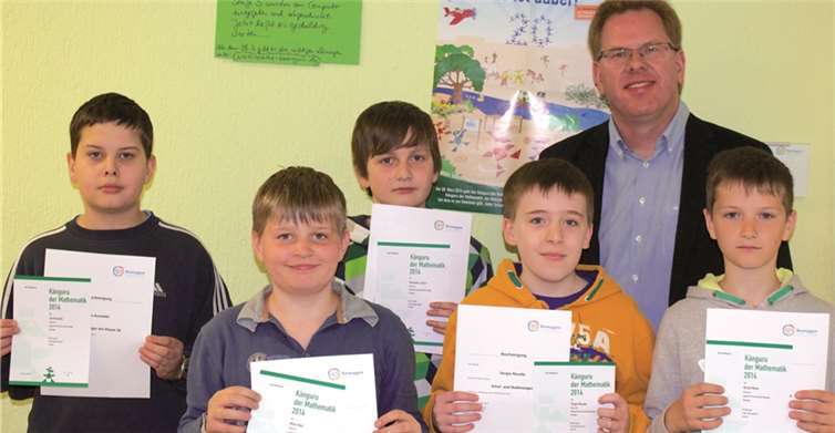 Stolz präsentieren die Sieger der IGS Remagen ihre Urkunden (v.l.): Jan Kowalski, Niklas Klein, Alexander Loskan, Sergio Marella, Marcus Wald (Schulleiter), Michael Mayer. L. Wenz