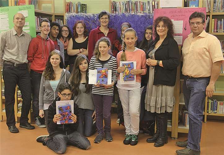 Stolz präsentieren die Sieger der Rallye Leon Dunski (kniend), Julia Bart (4.v.r.) und Ksenia Rollheiser (3.v.l) ihre Preise. Mit ihnen freuen sich neben den Mitgliedern der BIB-AG die Klassenleiterin der Klasse 5a, Frau Schäfer (hinten Mitte), AG-Leiterin Bettina Habermann (2.v.r.), Schulleiter Udo Klingelhöfe r (r.) und Thomas Zimmermann von der Buchhandlung Walterscheid (l.) Privat