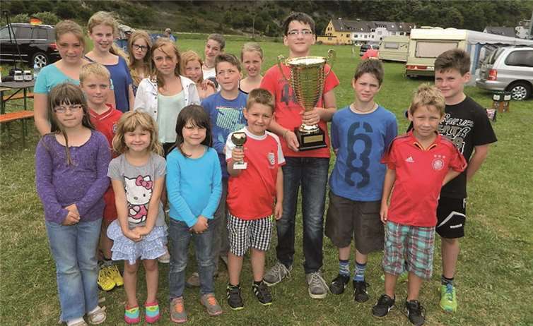 Stolz präsentieren die Sieger des Manövers ihre gewonnenen Pokale im Kreis ihrer Mitstreiter. privat