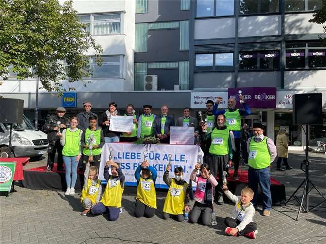 Stolz präsentieren die Sieger ihre Pokale.Foto: privat
