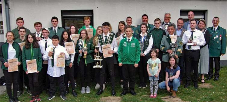 Stolz präsentieren die Sieger ihre Urkunden und Pokale. Fotos: privat