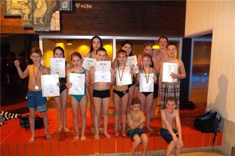 Stolz präsentieren die Siegerinnen und Sieger ihre Urkunden.privat