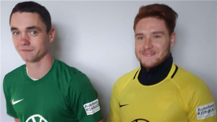 Stolz präsentieren die Spieler ihre neue Trikots. Foto: privat