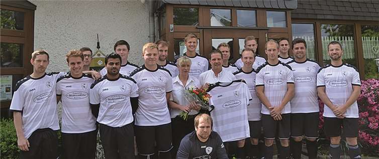 Stolz präsentieren die Spieler ihre neuen Trikots vor dem Weiherstübchen.privat