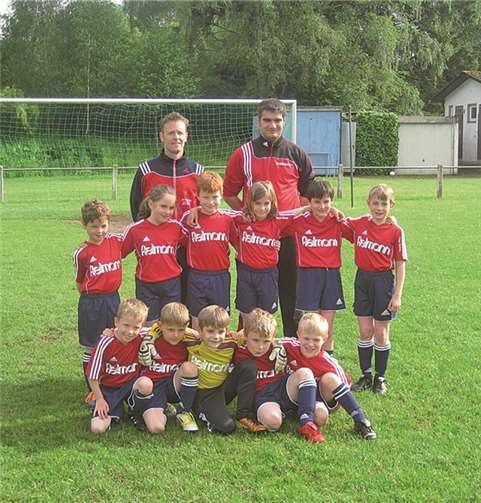 Stolz präsentieren die Spielerinnen und Spieler der F-Jugend der JSG Barweiler mit ihren Trainern Thorsten Friedrichs (r.) und Michael Friedrichs (r.) ihren neuen Trikots. privat