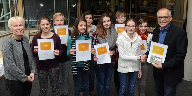 Stolz präsentieren die Teilnehmer ihre Urkunden.-fix