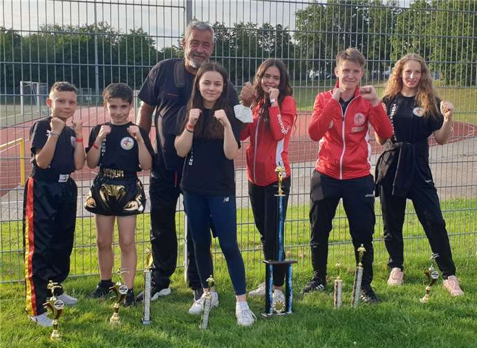 Stolz präsentieren die Tomburg Boxer und ihre Pokale. Fotos: privat
