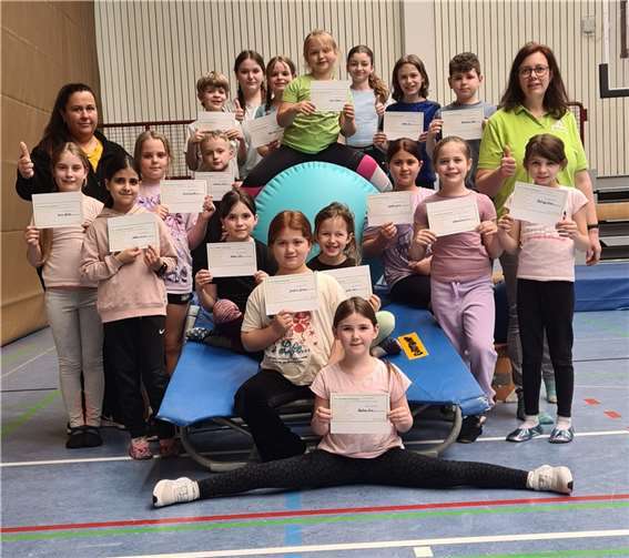 Stolz präsentieren die Turner und Turnerinnen ihren „Geräteführerschein“.. Foto: S. Schwenzer