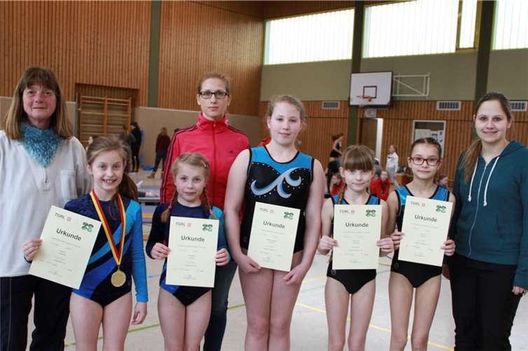 Stolz präsentieren die Turnerinnen ihre Urkunde: Nika Flato (v.li.), Viona Weiß, Fabienne Holländer, Valeria und Xenia Luft. Dahinter die Trainerinnen Monika Fuchs, Valentina Flato und Ann-Kathrin Schowtjak.