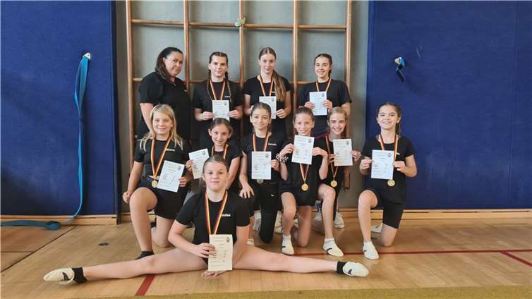 Stolz präsentieren die Turnerinnen ihre Urkunden.  Foto: Turngesellschaft