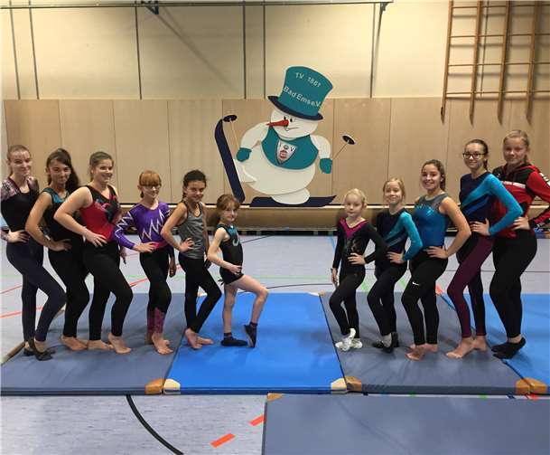 Stolz präsentieren die Turnerinnen ihren Schneemann auf Skiern.Monika Fuchs