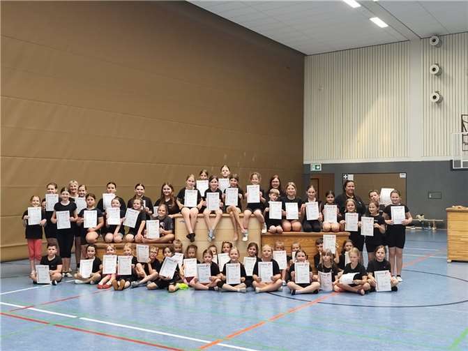 Stolz präsentieren die Turnerinnen und Turner ihre Urkunden. Quelle: Turngesellschaft 1888 Polch