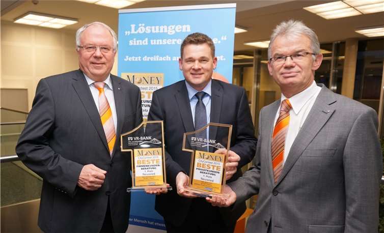 Stolz präsentieren die VR-BANK - Vorstände Franz Jürgen Lacher (li.) und Andreas Harner (re.) mit IVA Vorstand Kai Fürderer die Auszeichnungen.HEP